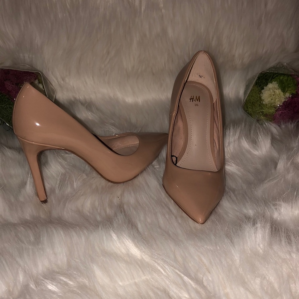 Nude patent leather pumps